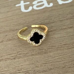 Elegant Gold and Black Clover Ring